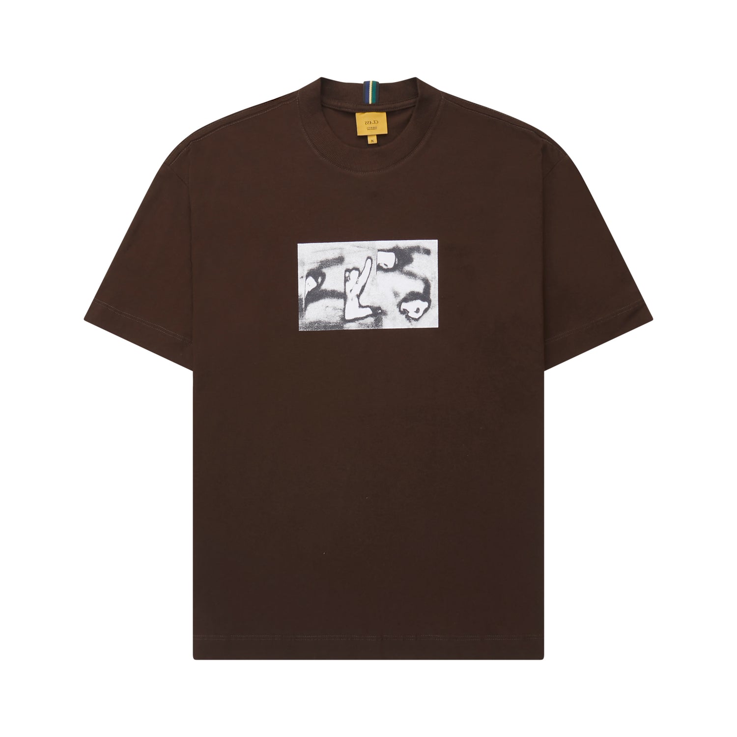 Camiseta marrom com estampa retangular P&B no peito