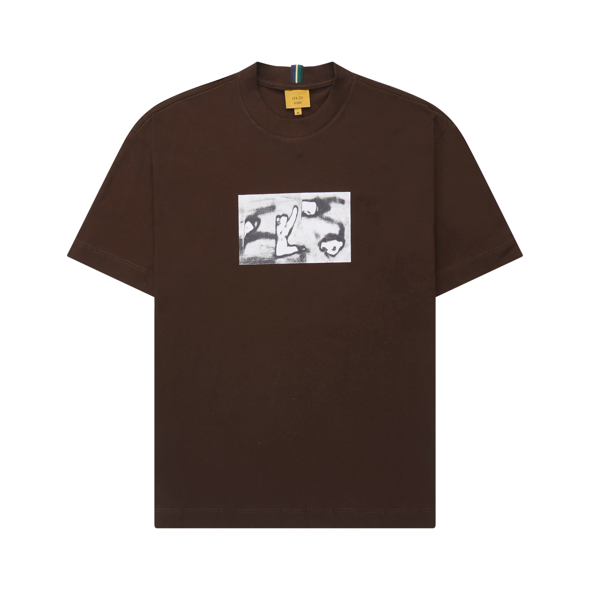 Camiseta marrom com estampa retangular P&B no peito