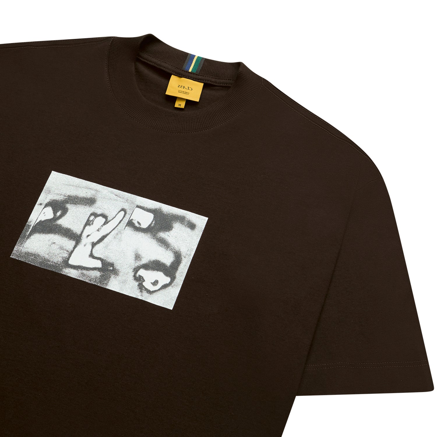 Camiseta marrom com gola e estampa retangular P&B frontal em destaque