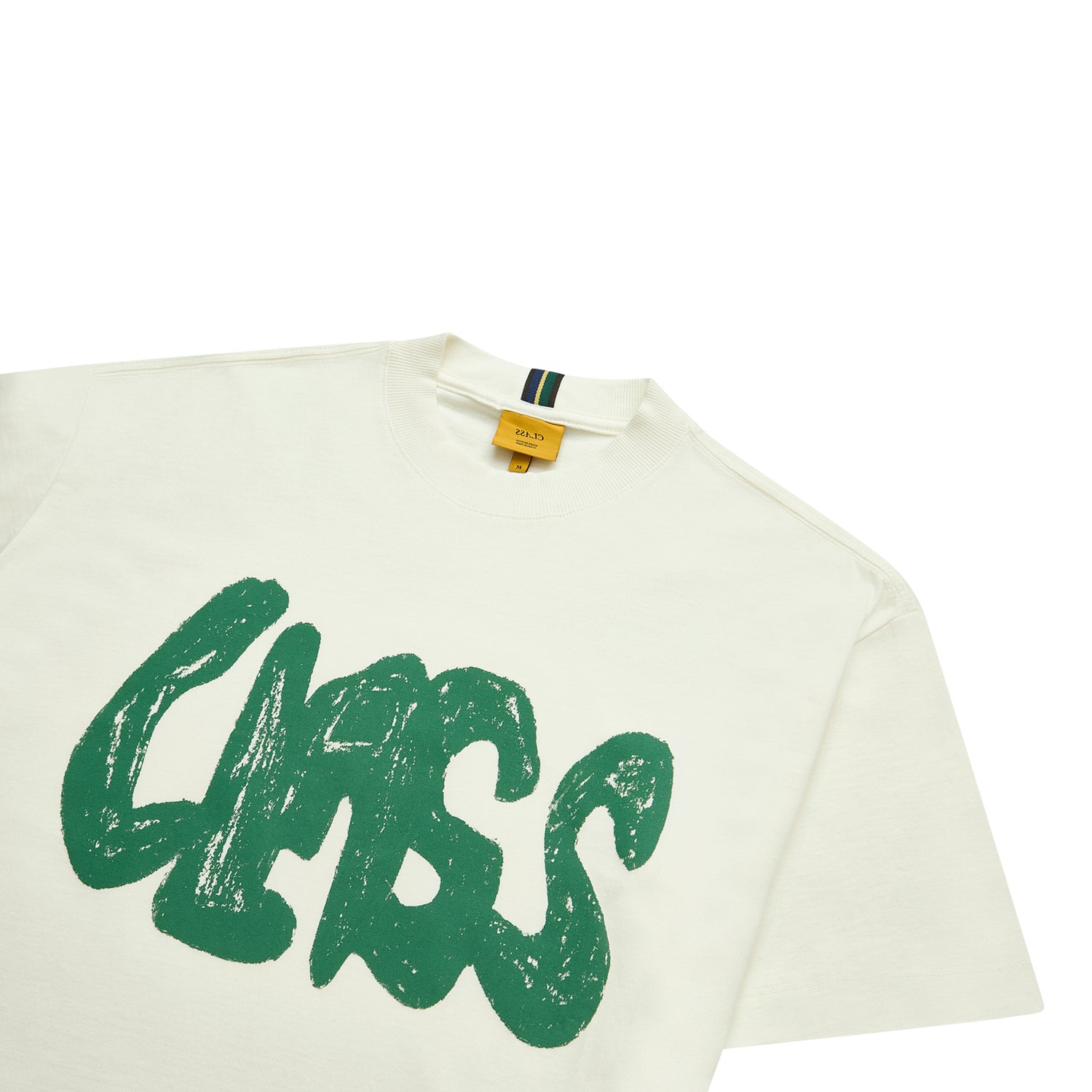 Camiseta off-white com estampa verde em close, gola careca e etiqueta amarela