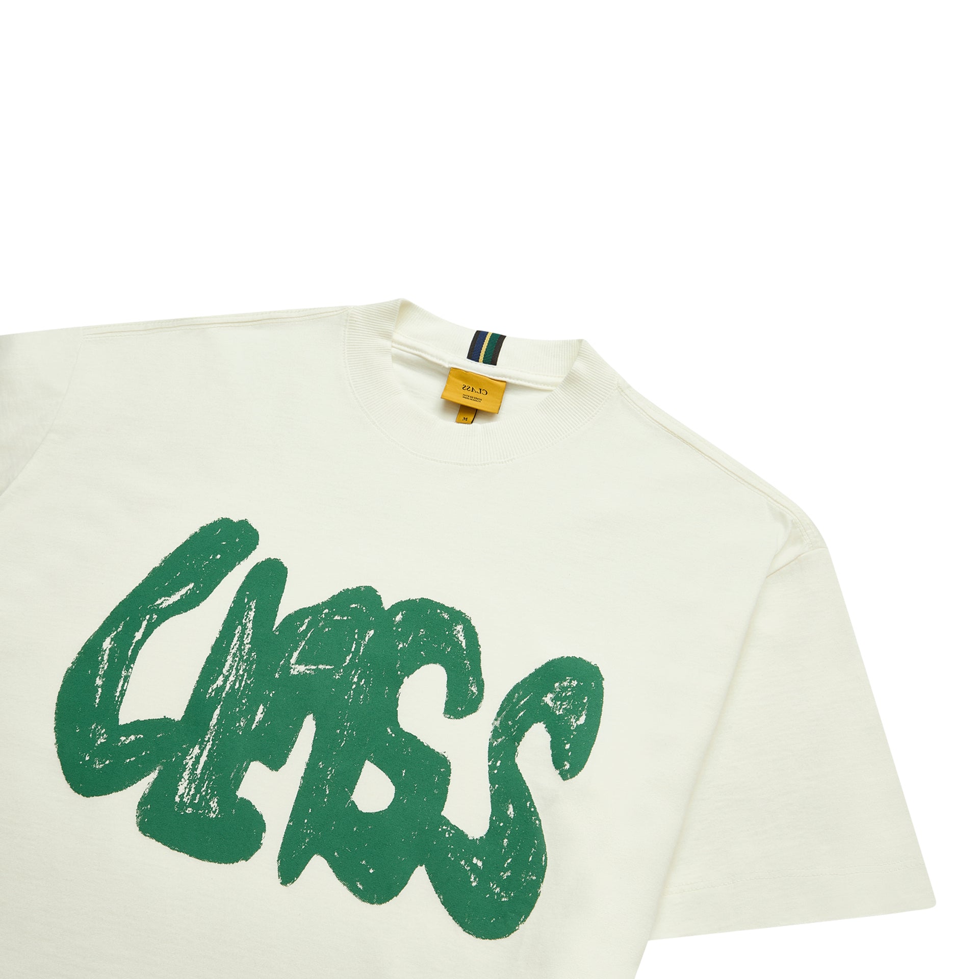 Camiseta off-white com estampa verde em close, gola careca e etiqueta amarela