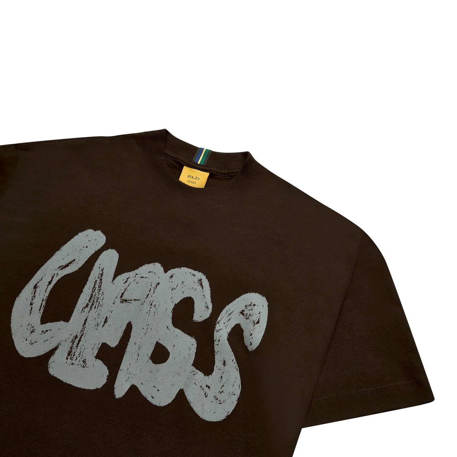Camiseta marrom com estampa branca “CLASS GIZ” em destaque no peito