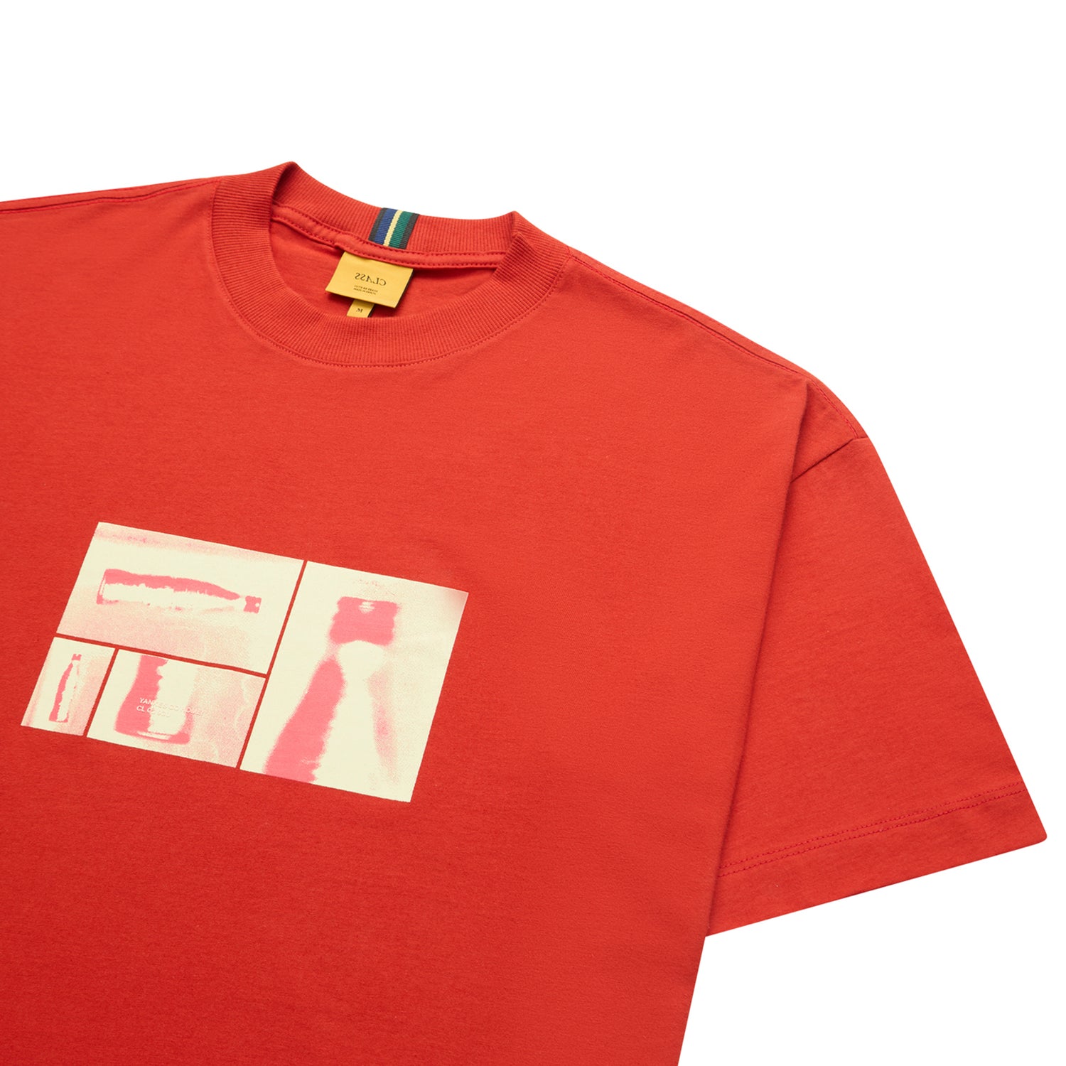 Camiseta vermelha com estampa retangular parcial no peito, gola redonda
