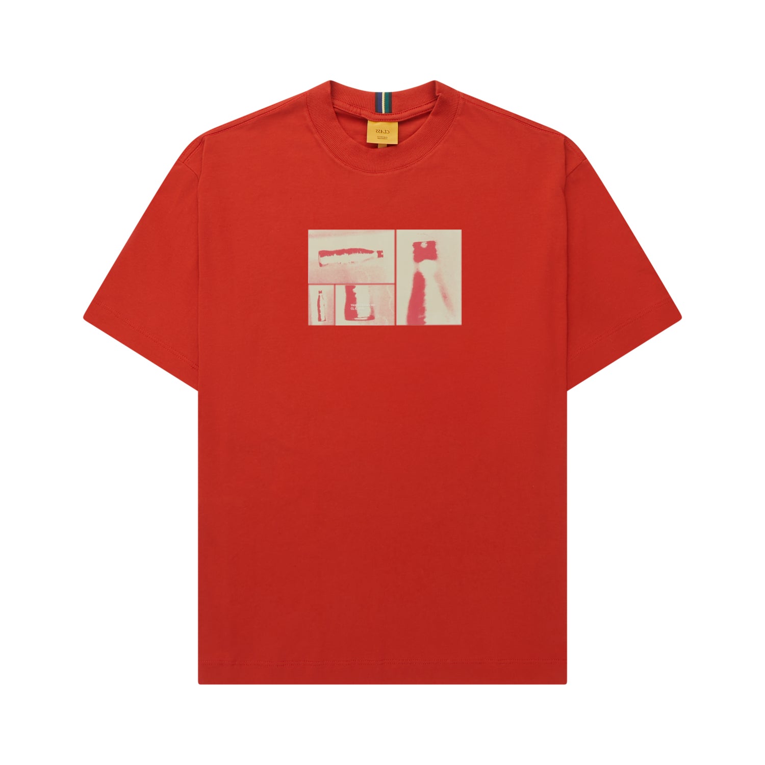 Camiseta vermelha com estampa retangular no peito, gola redonda e manga curta