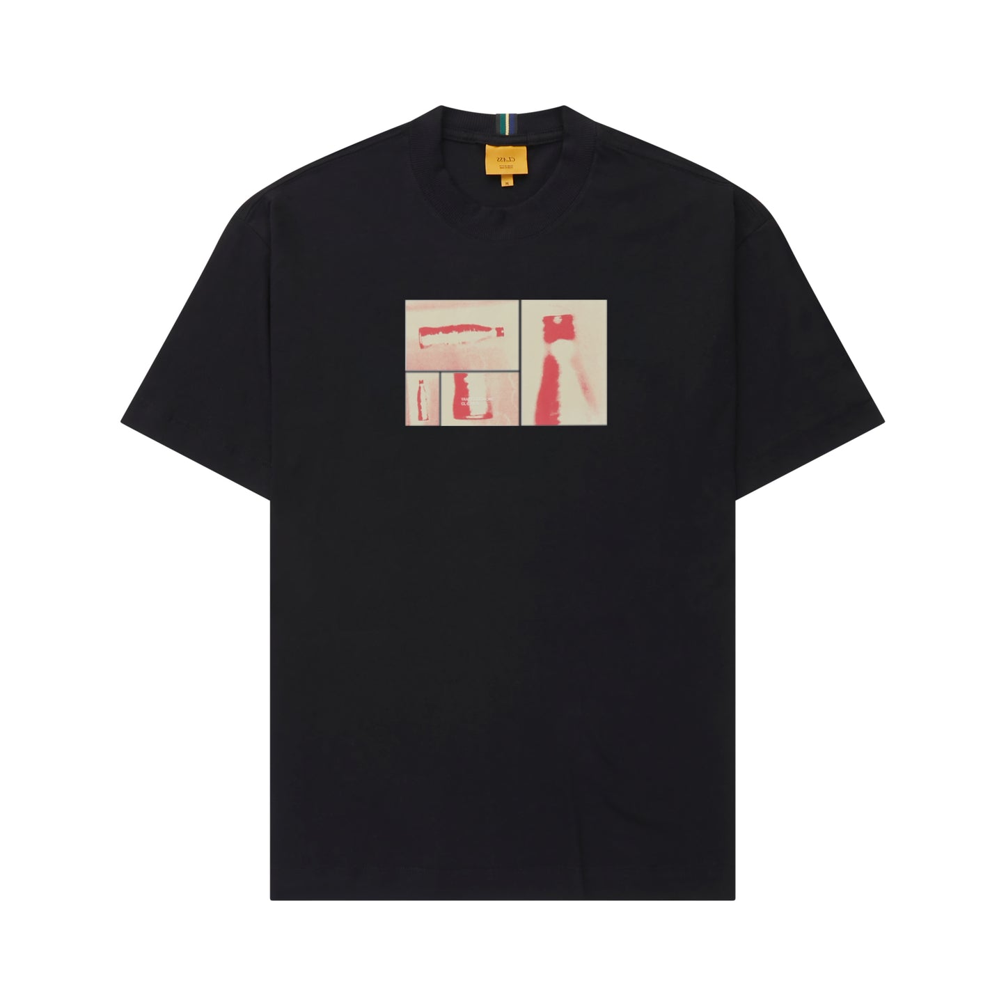 Camiseta preta com estampa gráfica vermelha e branca no peito
