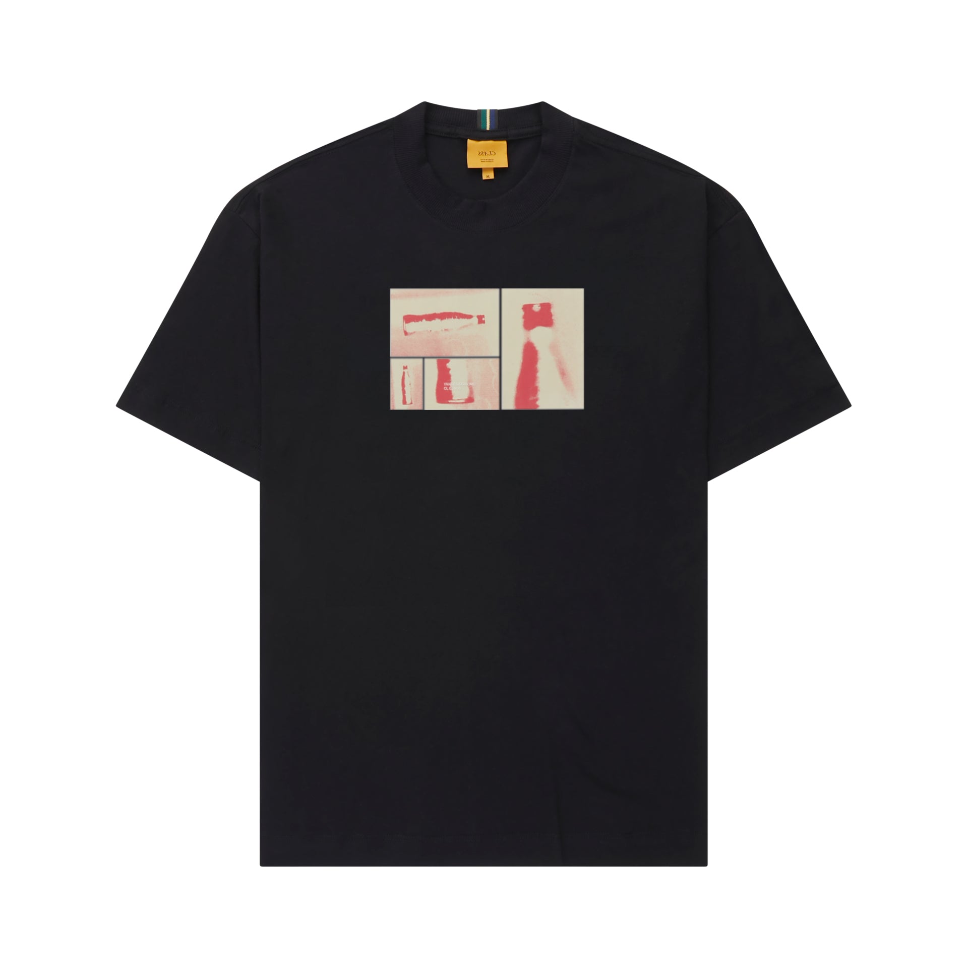 Camiseta preta com estampa gráfica vermelha e branca no peito