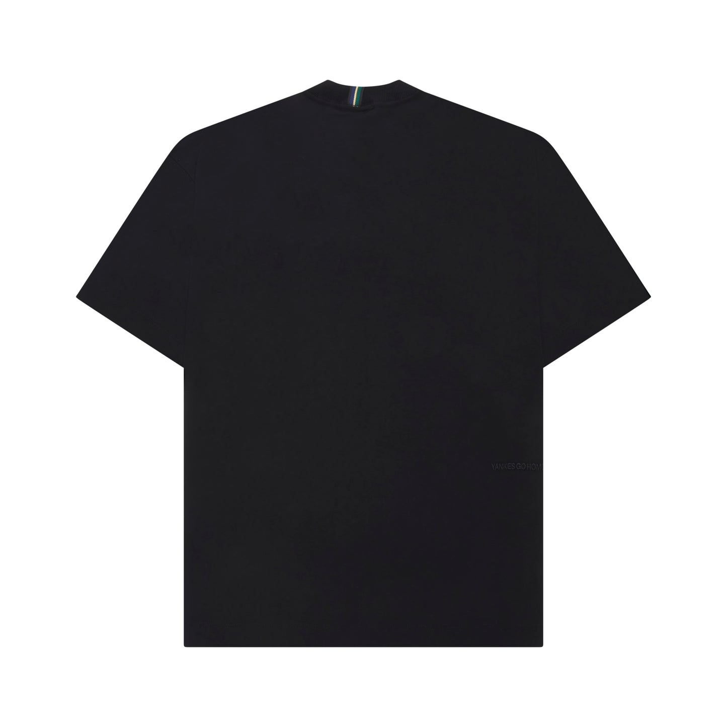 Camiseta preta lisa, gola careca e manga curta