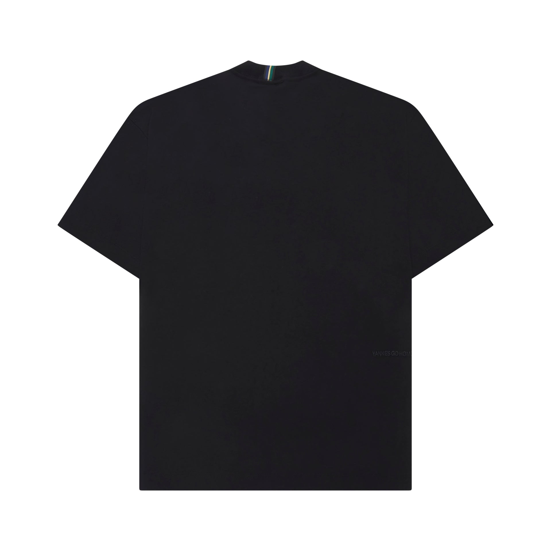 Camiseta preta lisa, gola careca e manga curta