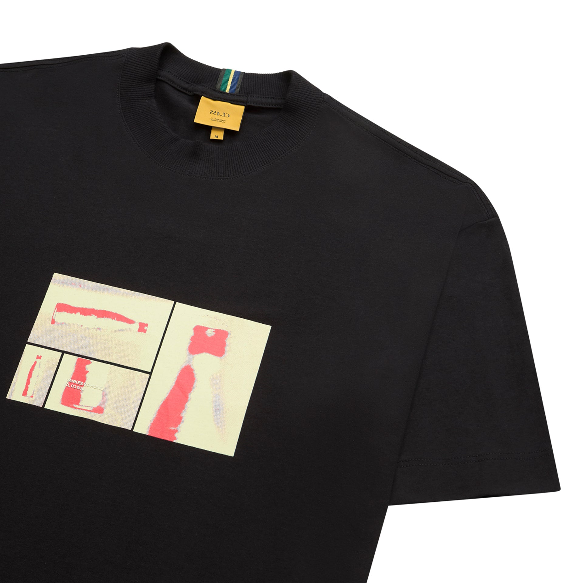 Camiseta preta com estampa retangular vermelha e branca na frente
