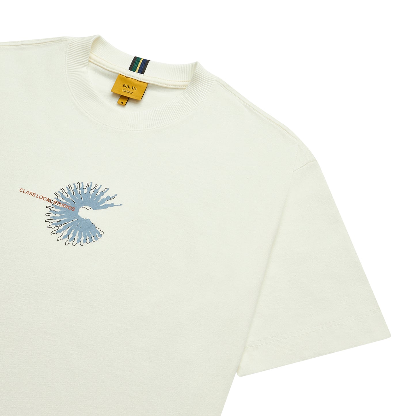 Camiseta branca com gola canelada e estampa azul no lado esquerdo do peito
