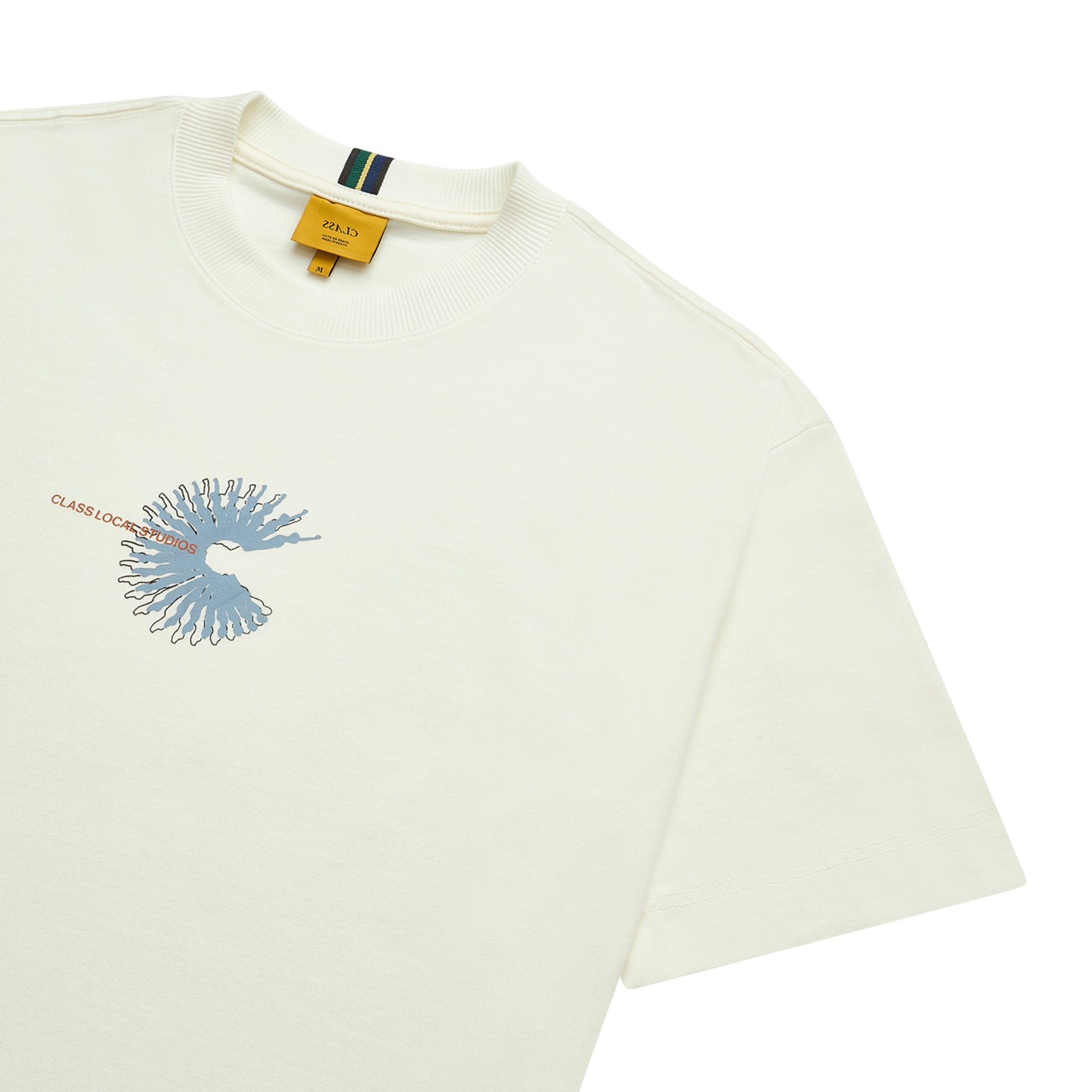 Camiseta branca com gola canelada e estampa azul no lado esquerdo do peito