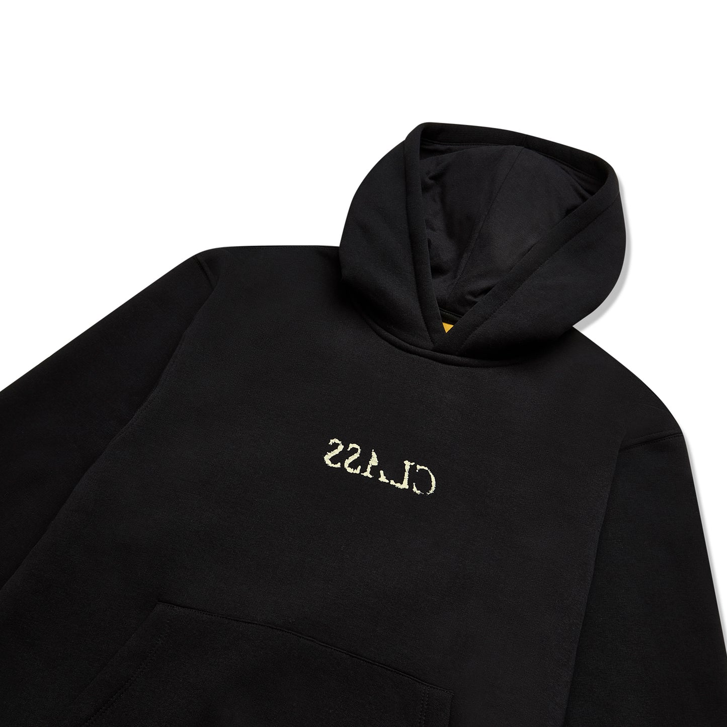 Moletom preto com capuz, logo dourado no peito e bolso frontal.