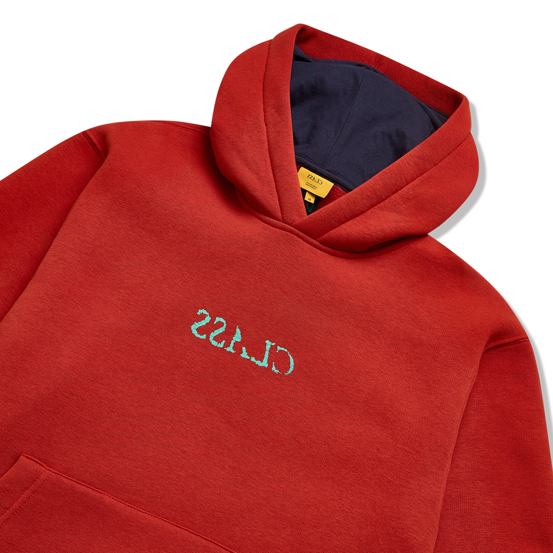 Moletom vermelho com capuz e logo bordado azul; detalhe do bolso frontal