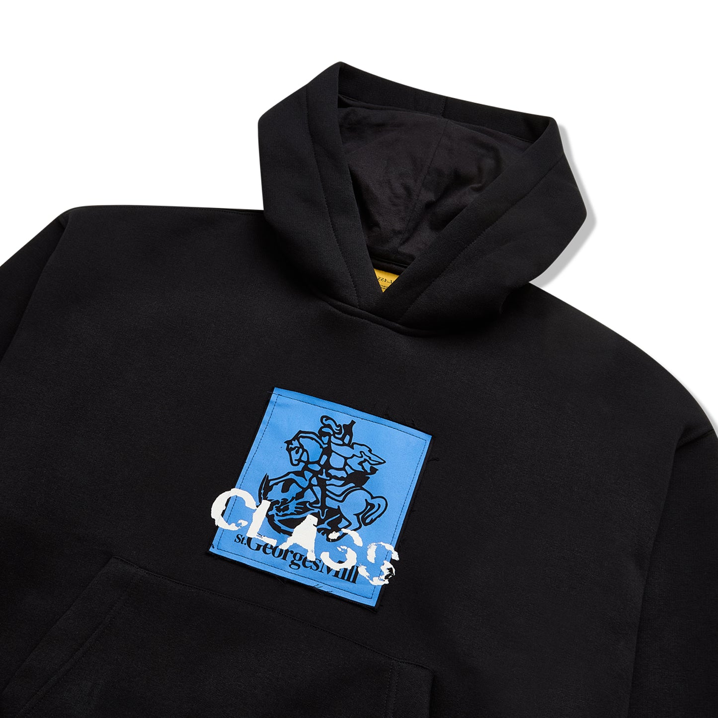 Moletom com capuz preto, bolso canguru e estampa azul no peito