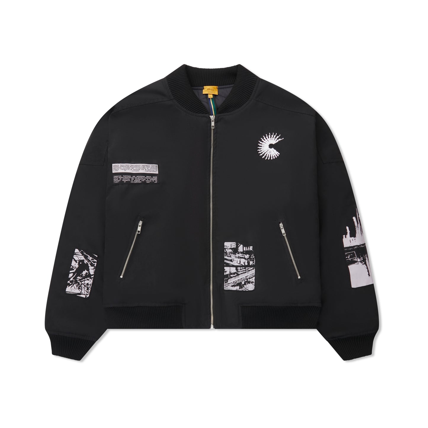 Jaqueta bomber preta com zíper central, bolsos com zip e patches laterais