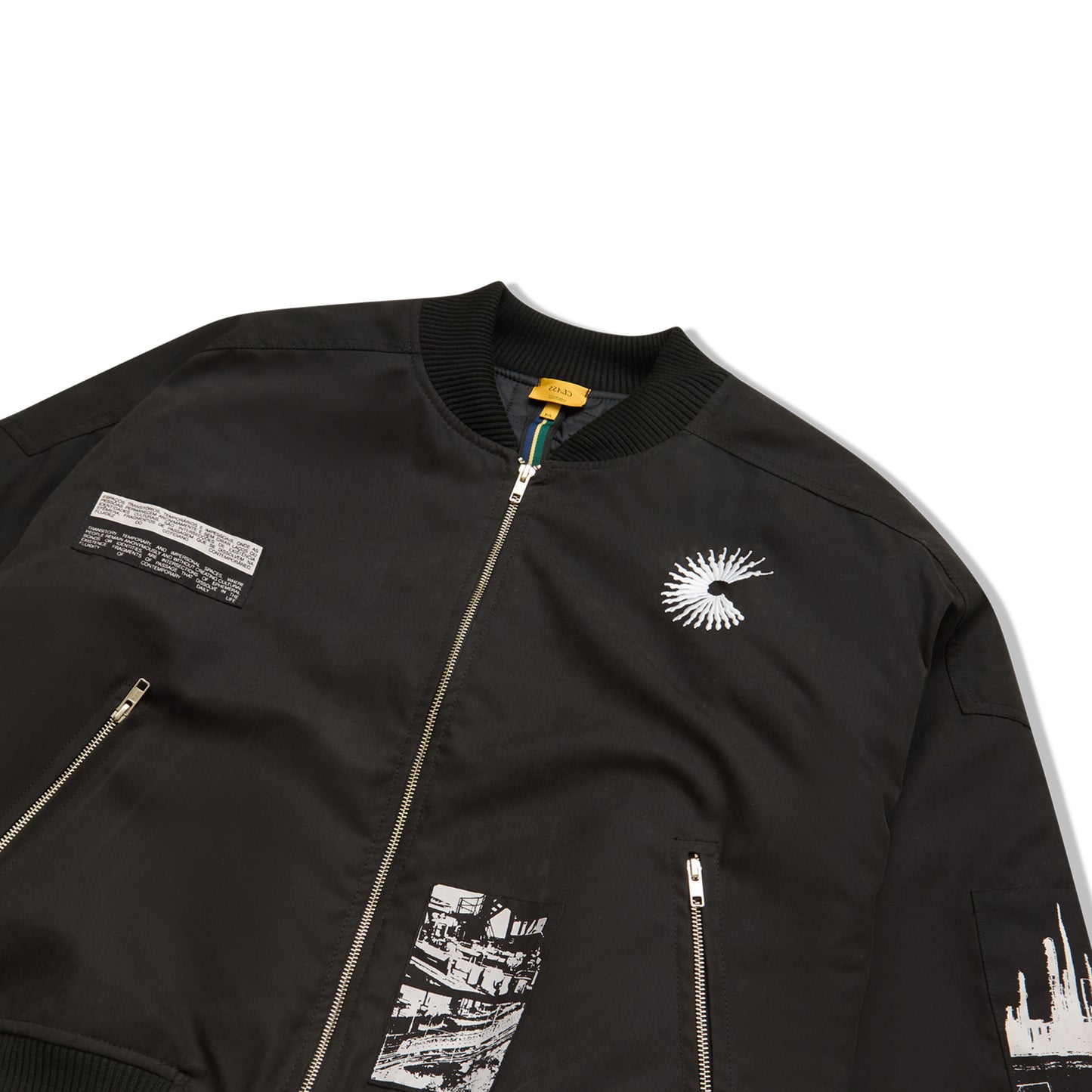 Jaqueta bomber preta detalhe do zíper e bolsos com zíper e estampa frontal