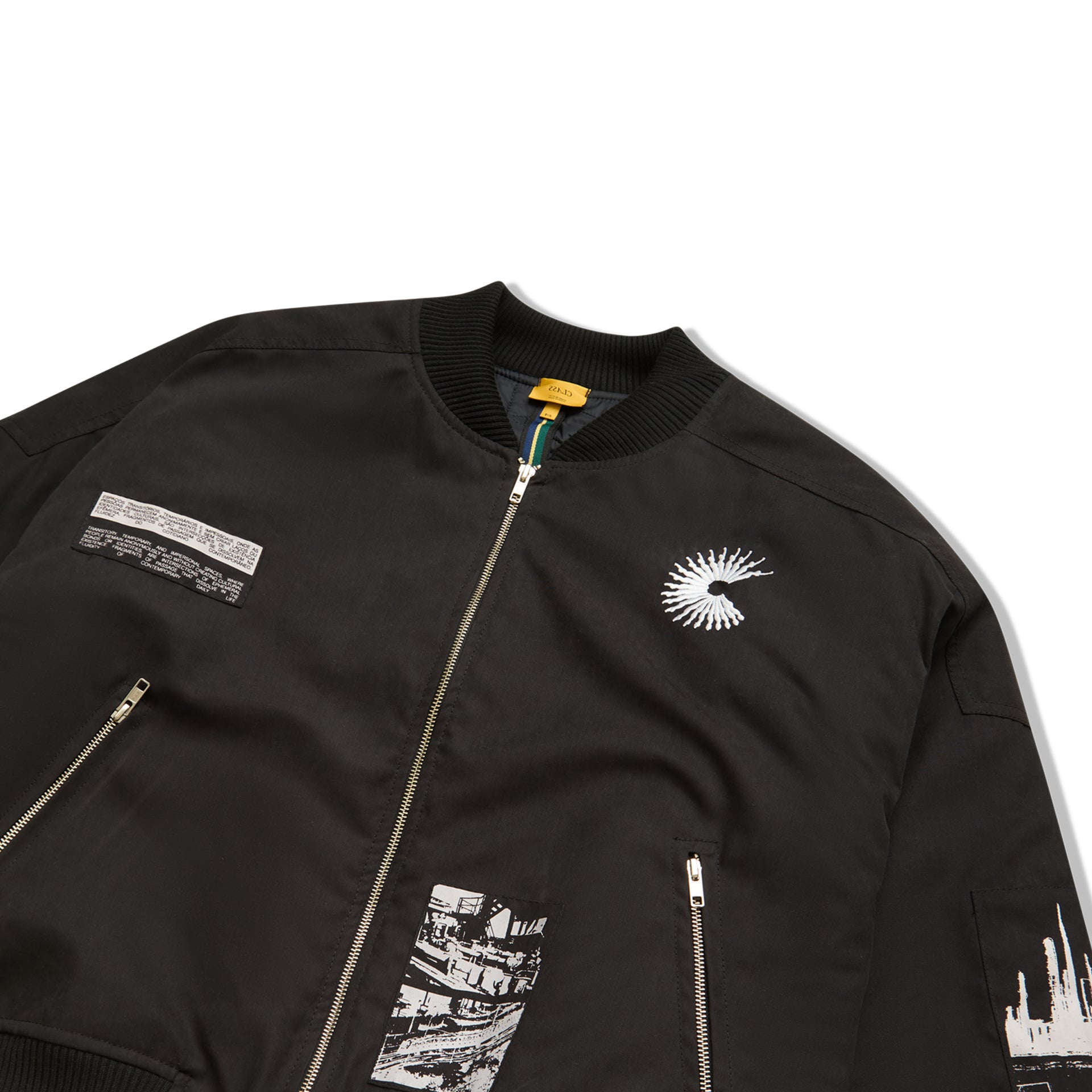 Jaqueta bomber preta detalhe do zíper e bolsos com zíper e estampa frontal