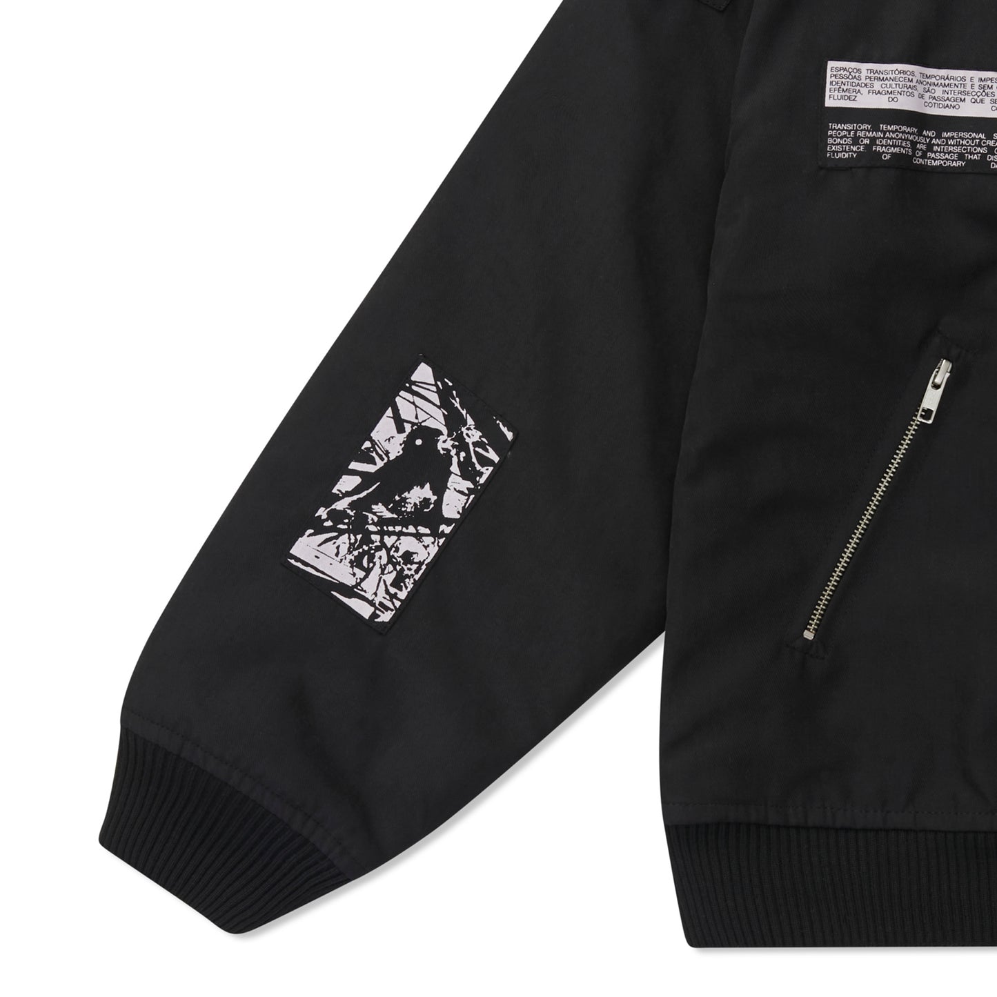 Jaqueta bomber preta com patch frontal e punhos canelados, zíper