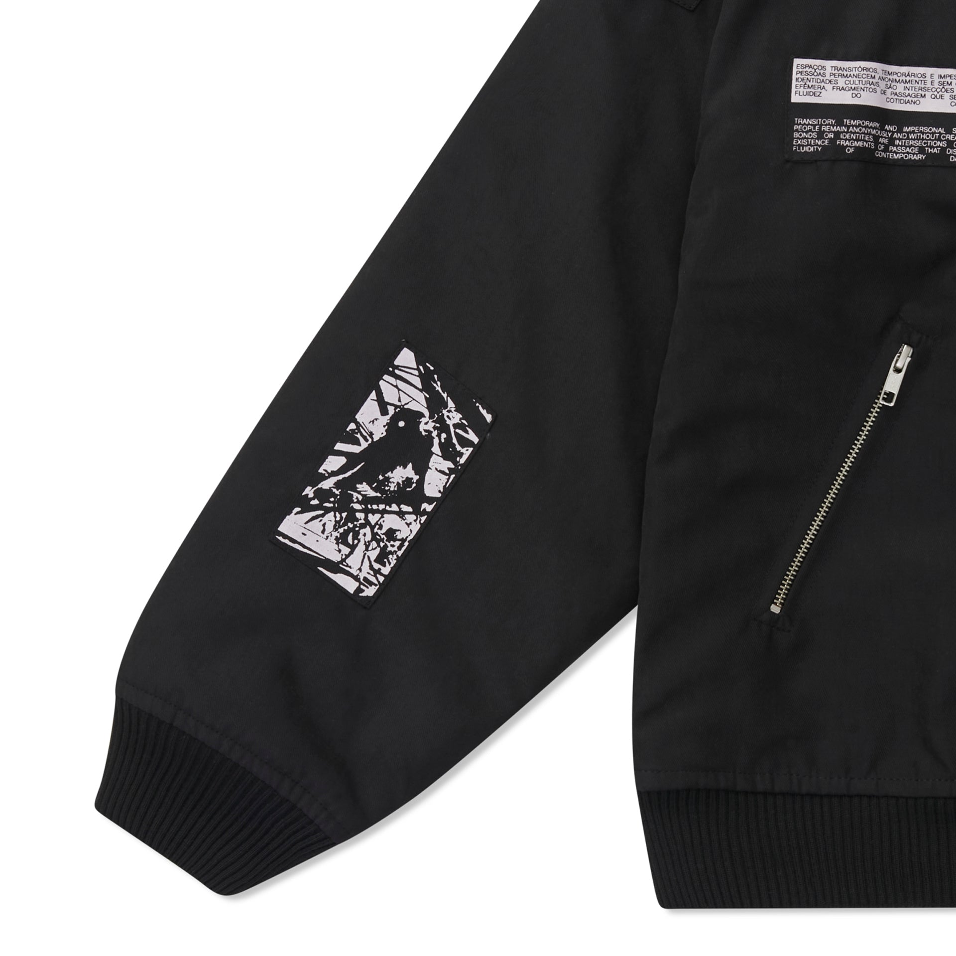 Jaqueta bomber preta com patch frontal e punhos canelados, zíper