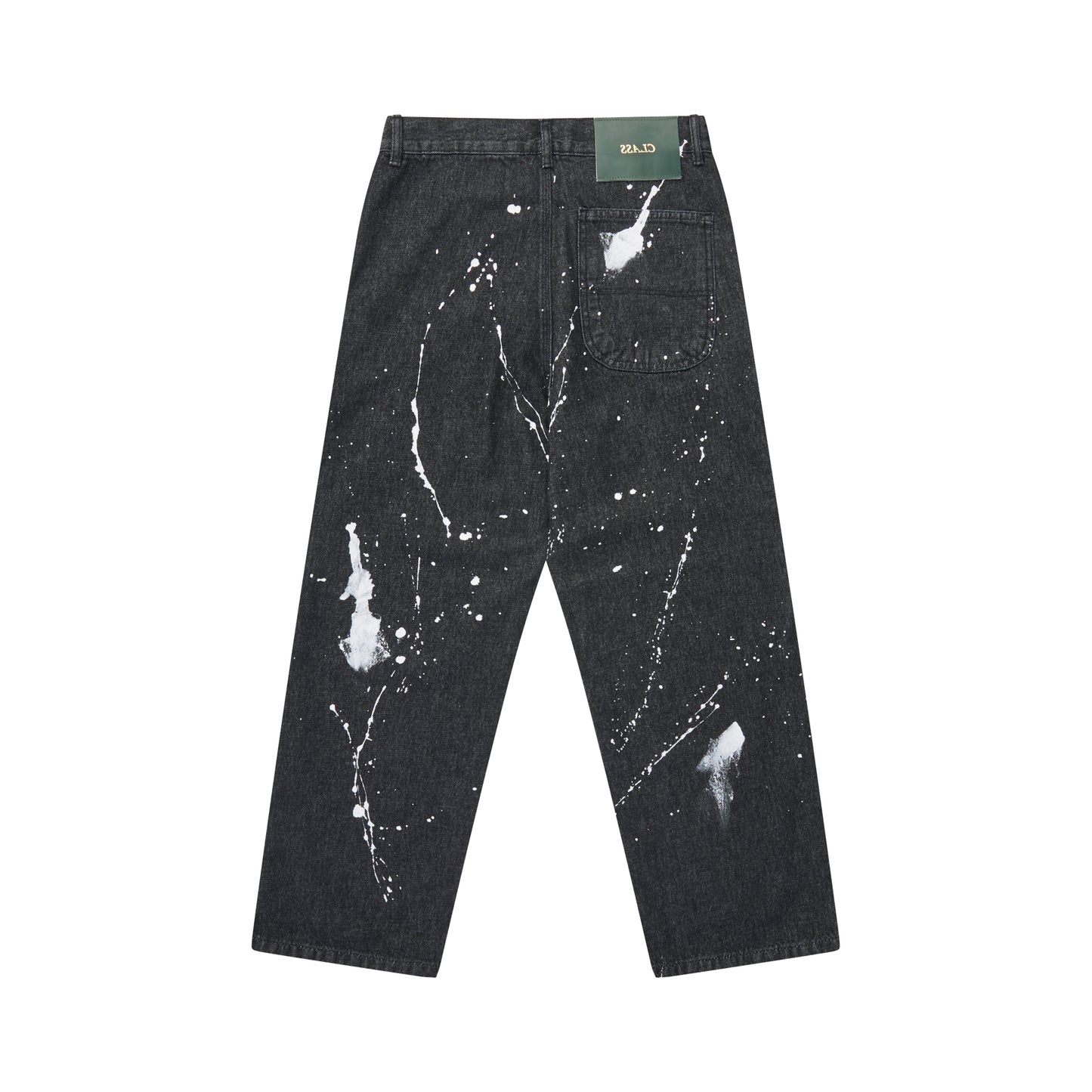 Jeans preto largo com respingos brancos, etiqueta discreta no cós.