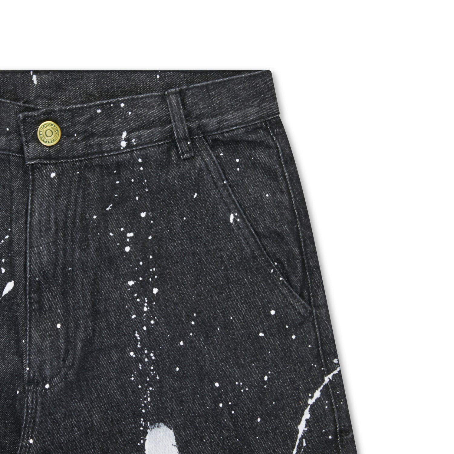 Detalhe de jeans preto com respingos brancos, cós com passante e bolso frontal.