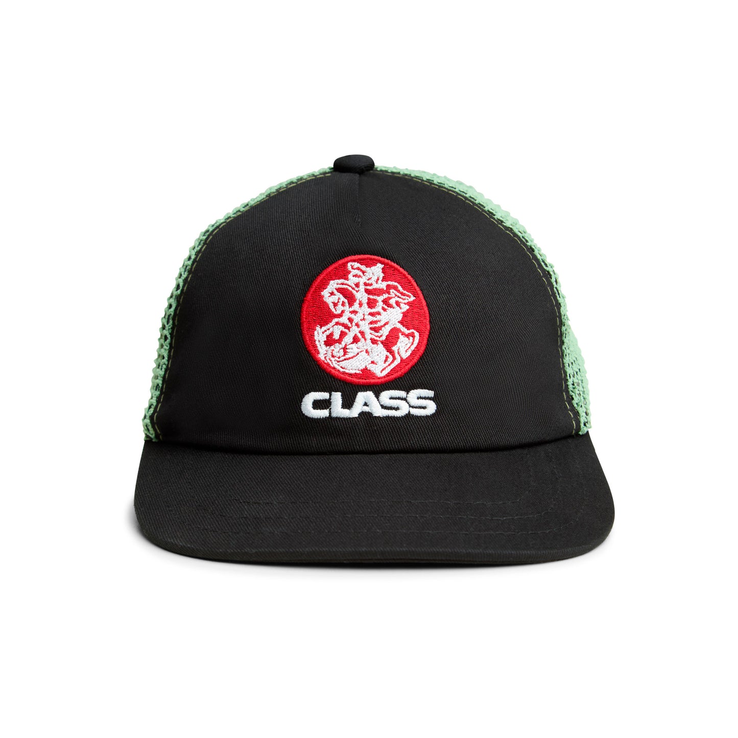 Boné trucker preto com malha verde, emblema vermelho e logo CLASS na frente