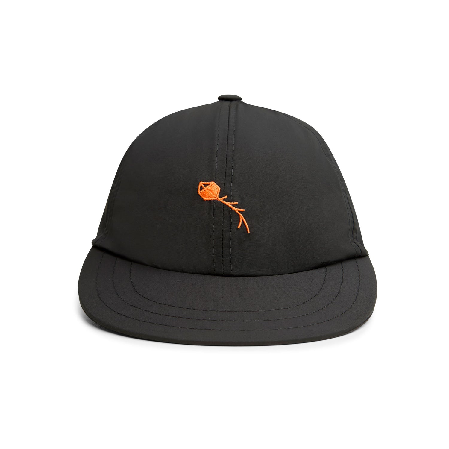 Boné preto com logotipo laranja, presilha superior e aba