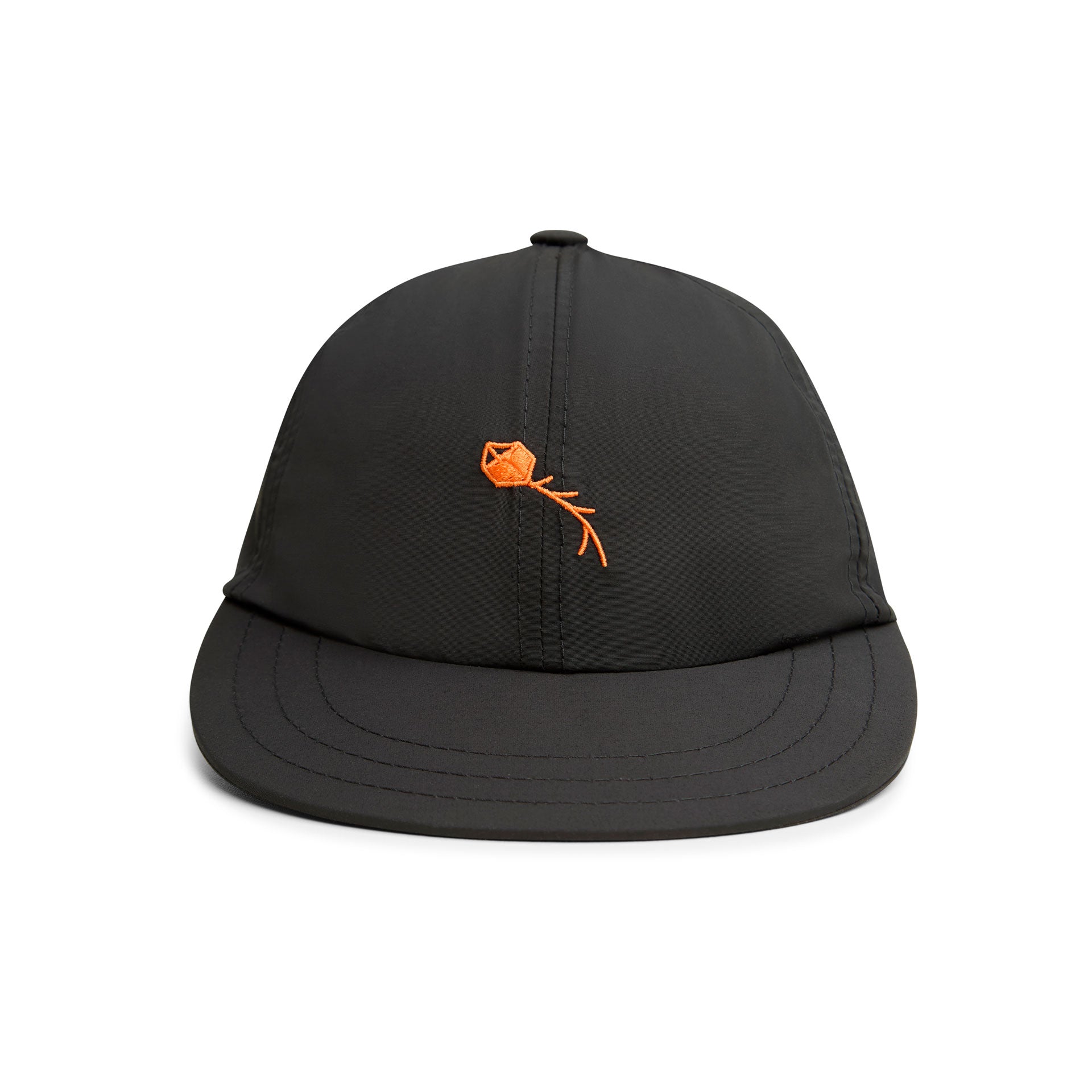 Boné preto com logotipo laranja, presilha superior e aba