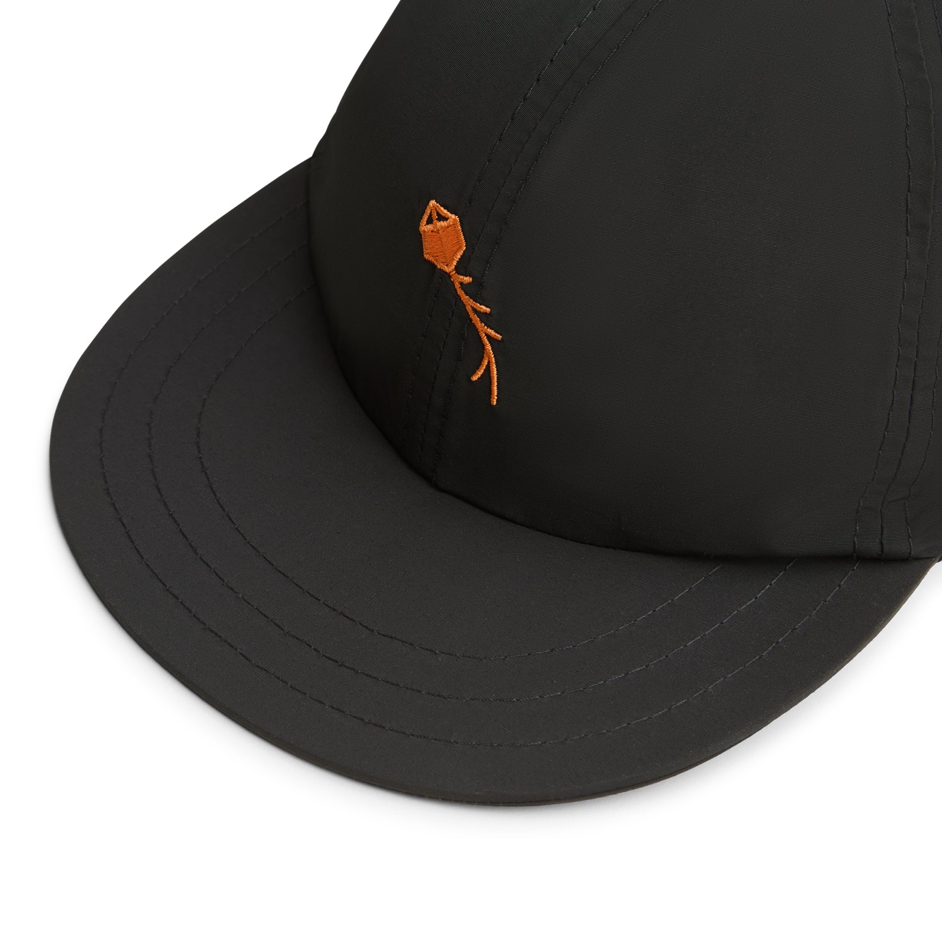 Boné preto com costuras e logotipo laranja na parte frontal