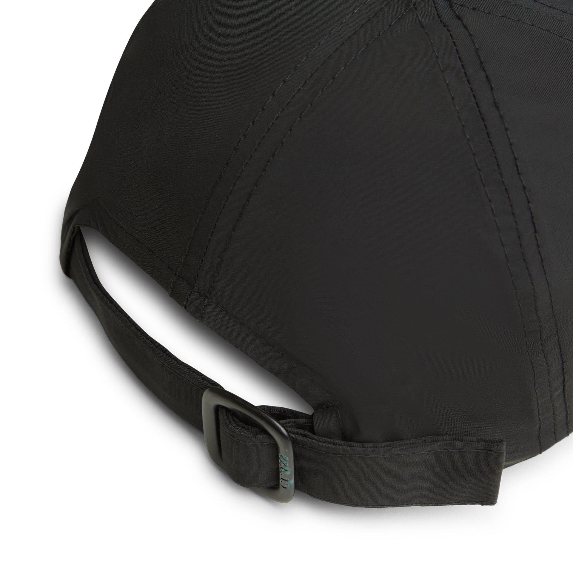 Boné preto com aba e fecho ajustável na faixa traseira