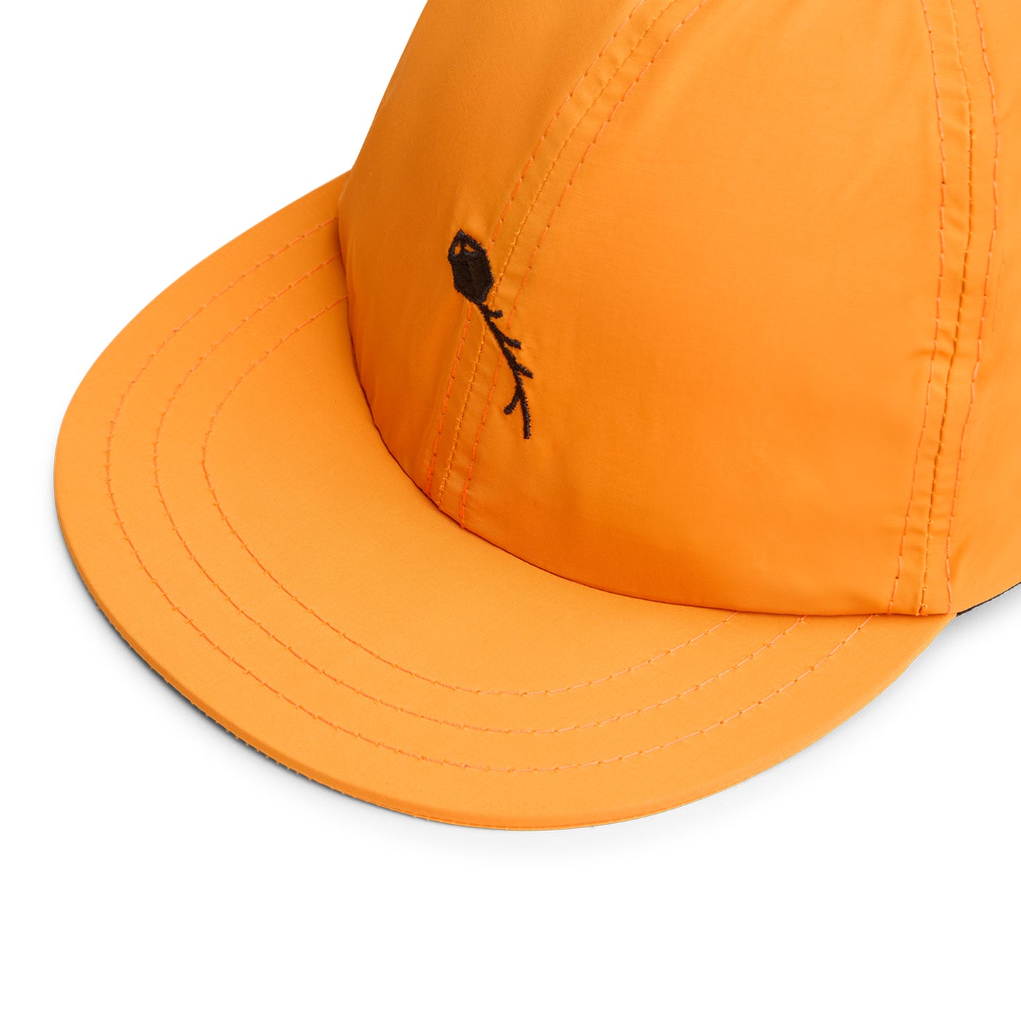 Boné laranja com aba curva e patch pequeno com cadarço na frente