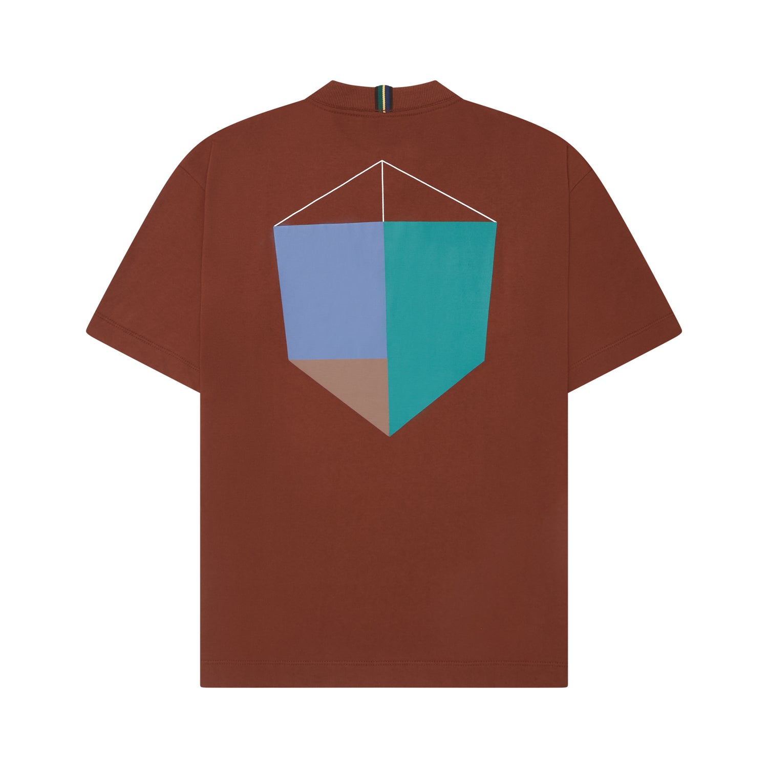 Camiseta marrom com estampa geométrica azul e verde no peito