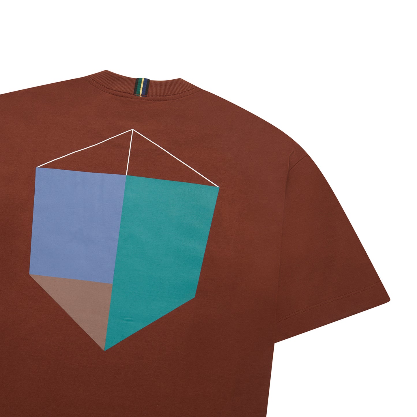 Camiseta marrom com estampa geométrica grande azul e verde nas costas