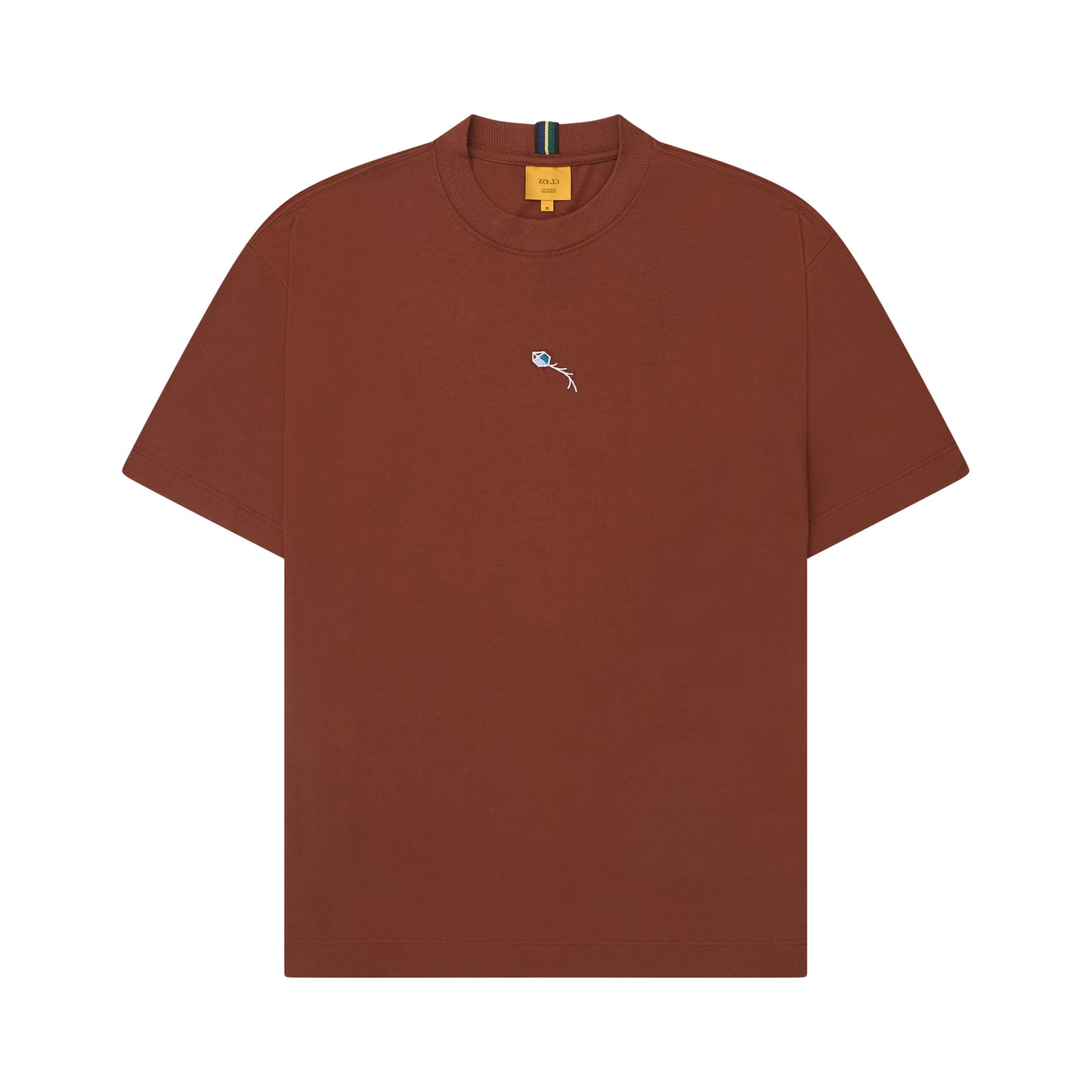 Camiseta marrom com emblema azul e branco no lado esquerdo do peito