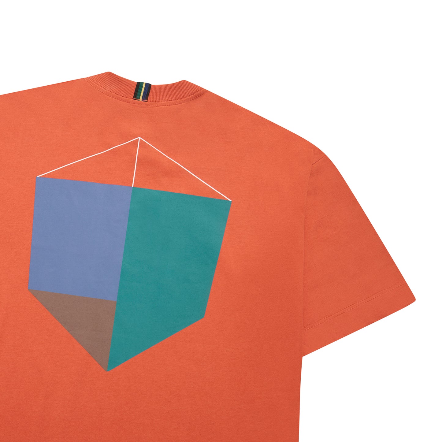Camiseta laranja com estampa geométrica nas costas, em tons azul e verde