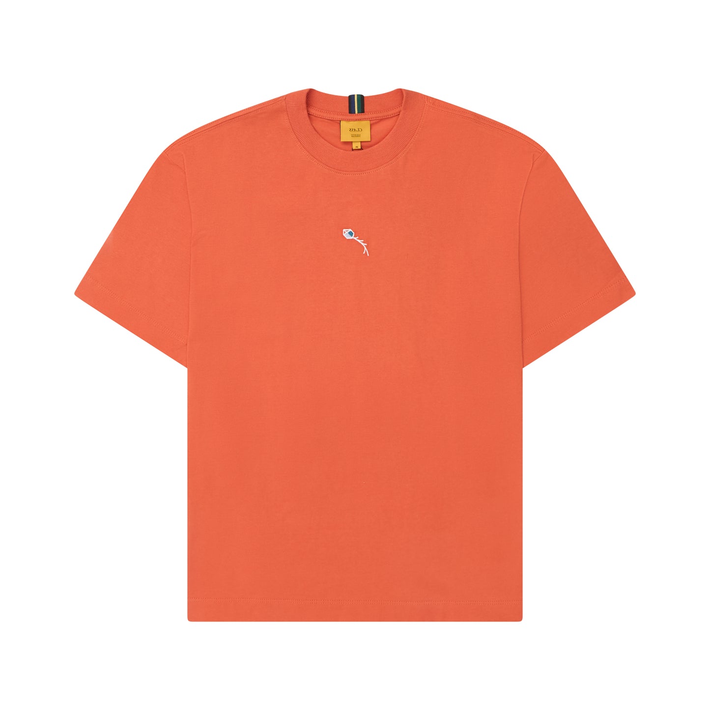 Camiseta laranja de manga curta com estampa multicolor pequena no centro do peito