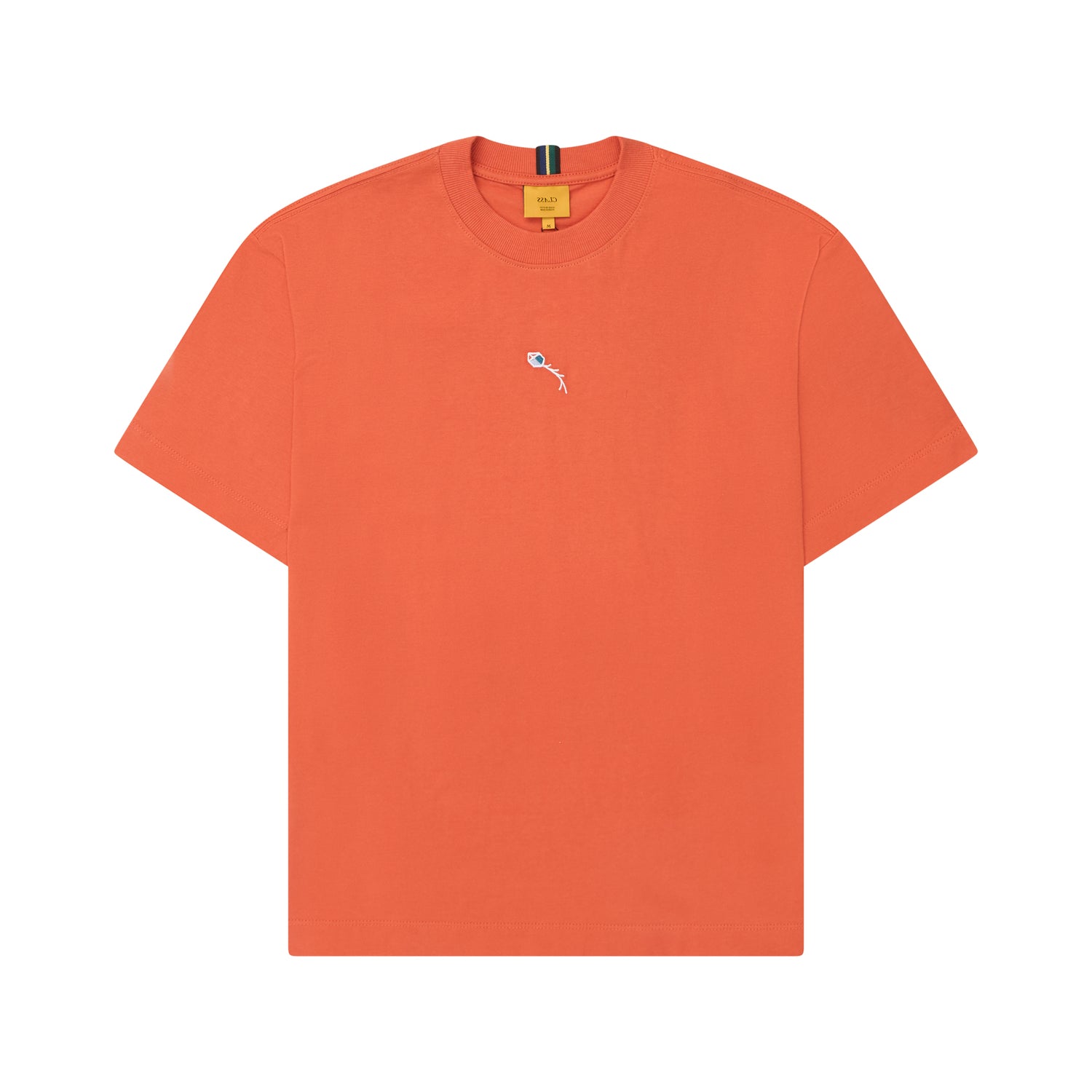 Camiseta laranja de manga curta com estampa multicolor pequena no centro do peito