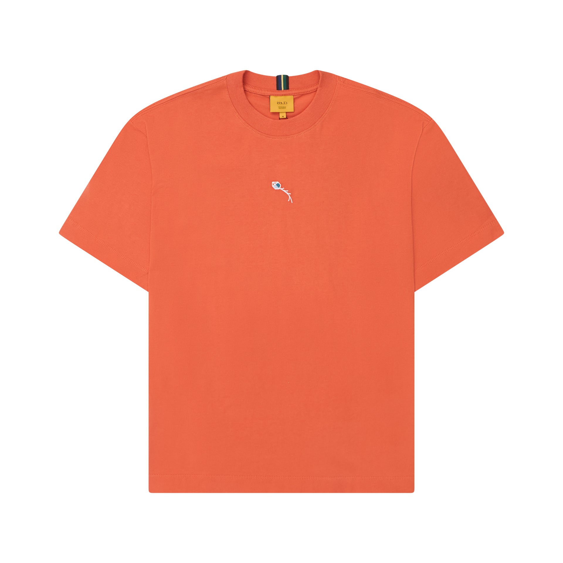 Camiseta laranja de manga curta com estampa multicolor pequena no centro do peito