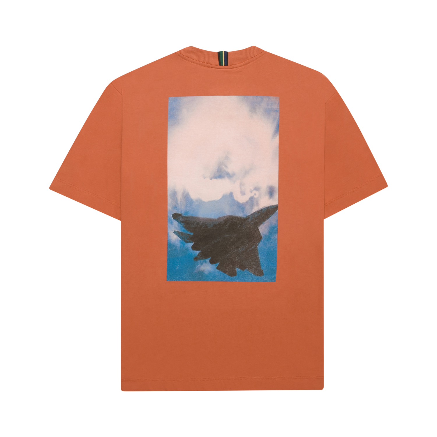 Camiseta laranja com estampa retangular de avião e nuvens na frente