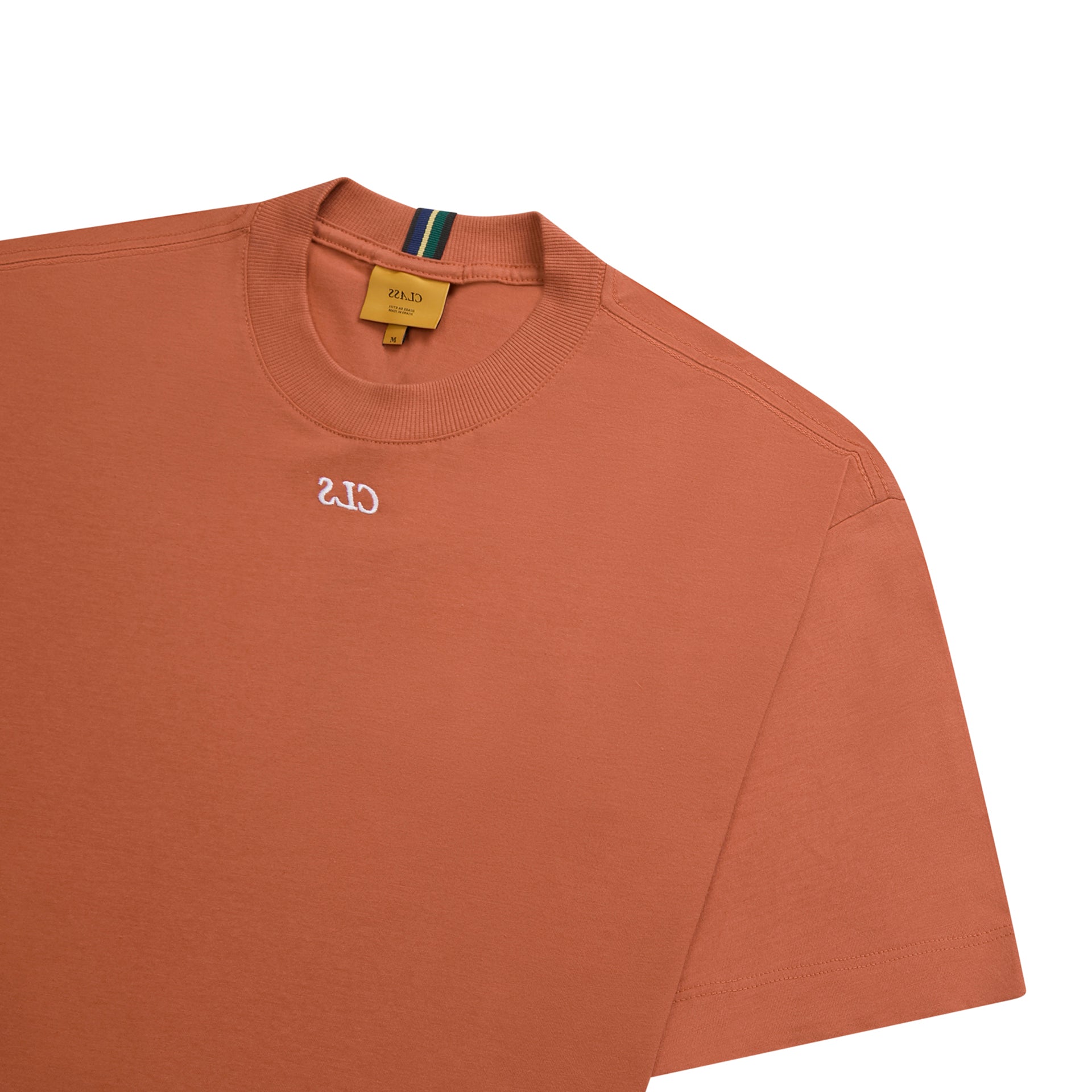Camiseta laranja com estampa pequena nas costas e gola canelada