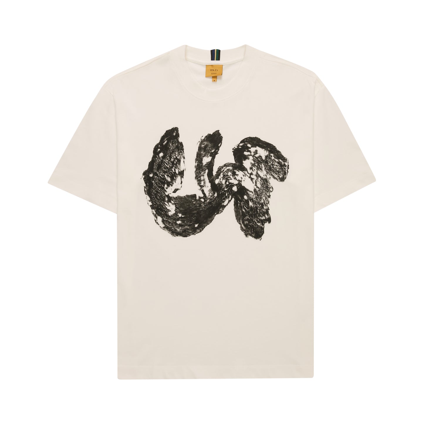 Camiseta off-white com estampa preta tipo pincel e etiqueta na gola, manga curta