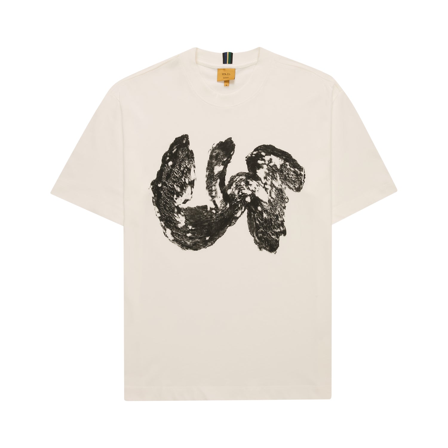 Camiseta off-white com estampa preta tipo pincel e etiqueta na gola, manga curta