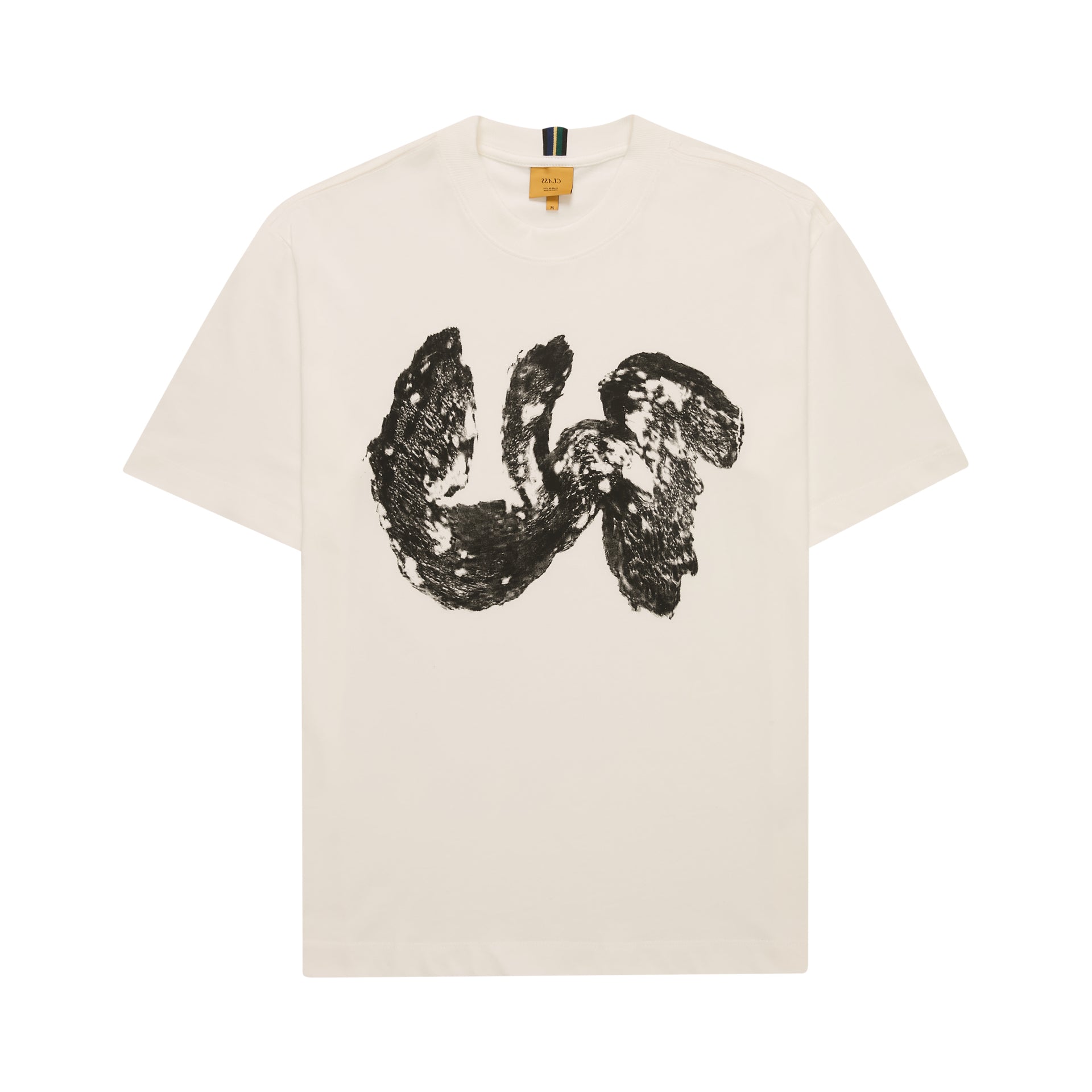 Camiseta off-white com estampa preta tipo pincel e etiqueta na gola, manga curta