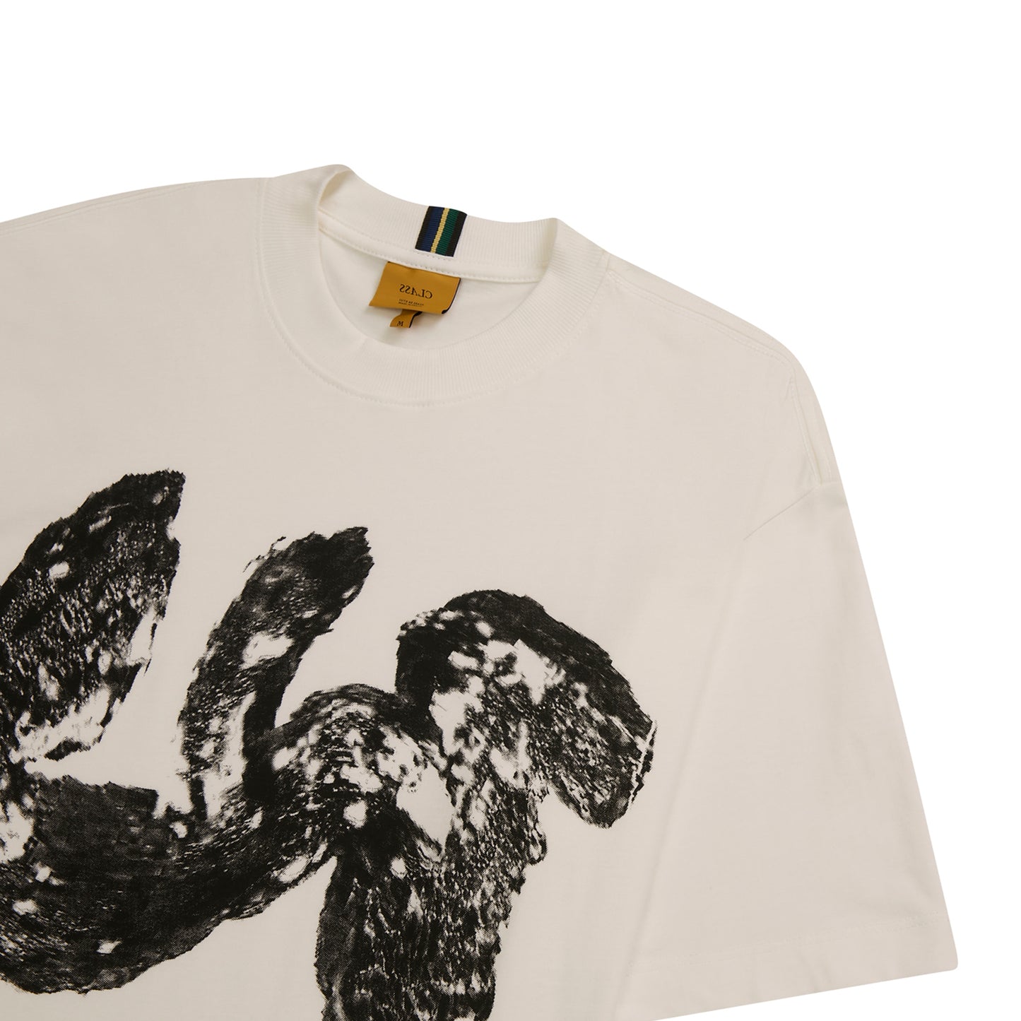 Camiseta off-white de gola careca com estampa preta em pincel no peito
