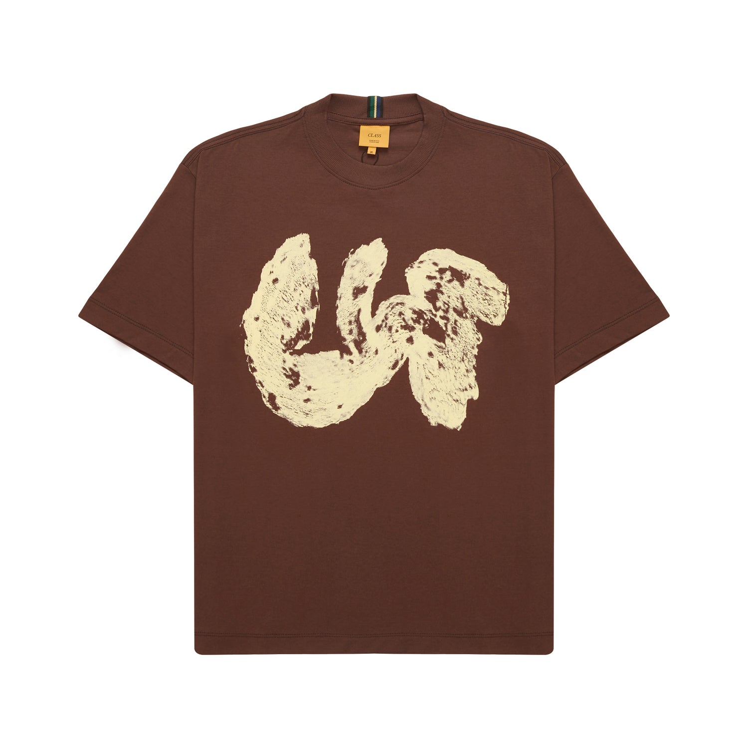 Camiseta marrom frente com gola redonda e letras grandes em pincel branco