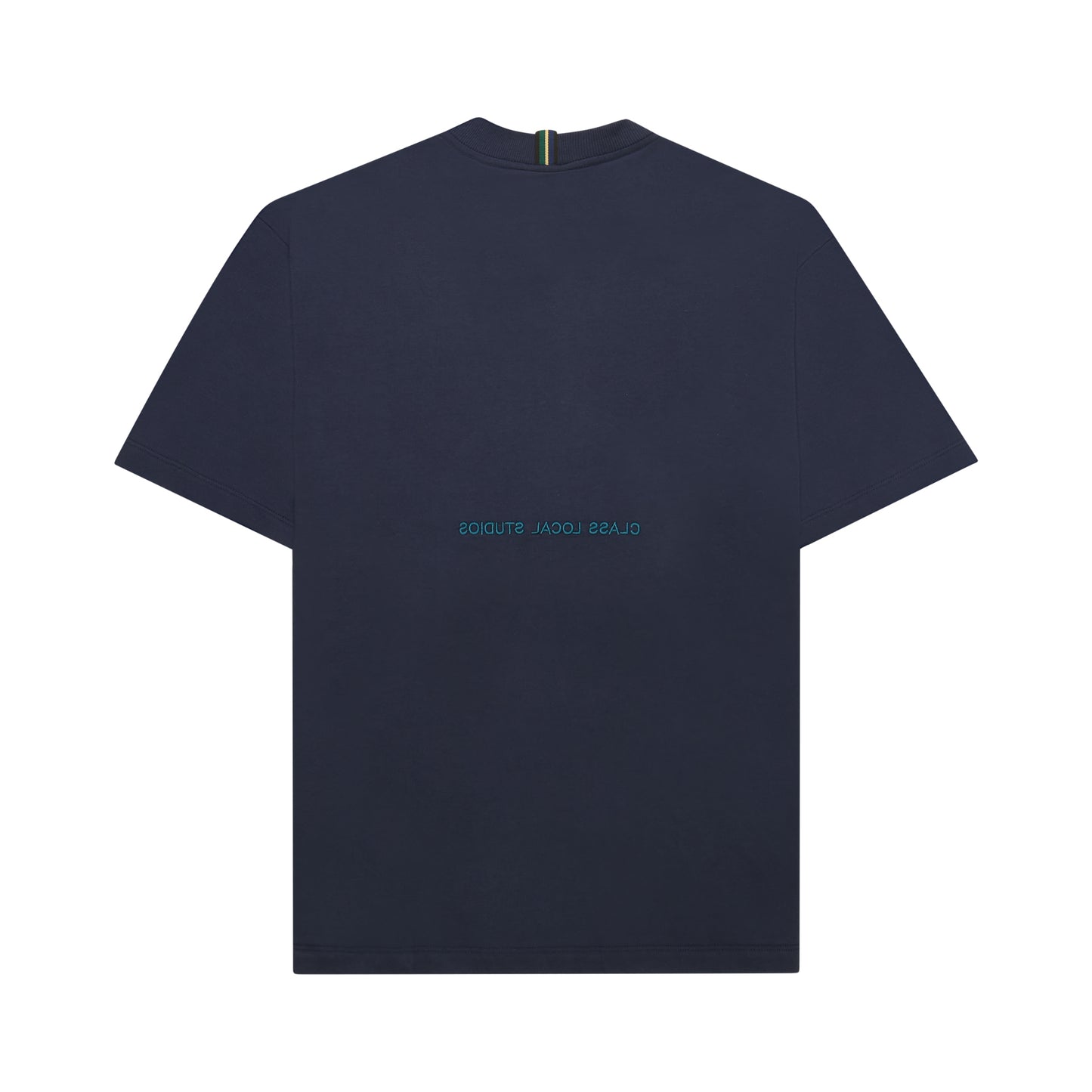 Camiseta azul-marinho com gola redonda e etiqueta no pescoço