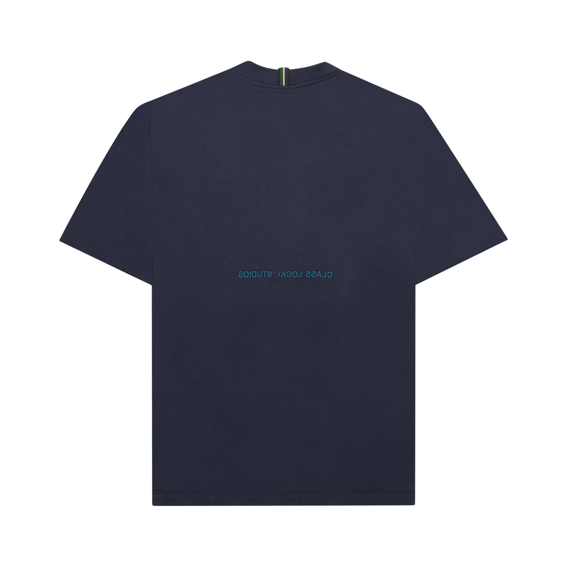Camiseta azul-marinho com gola redonda e etiqueta no pescoço
