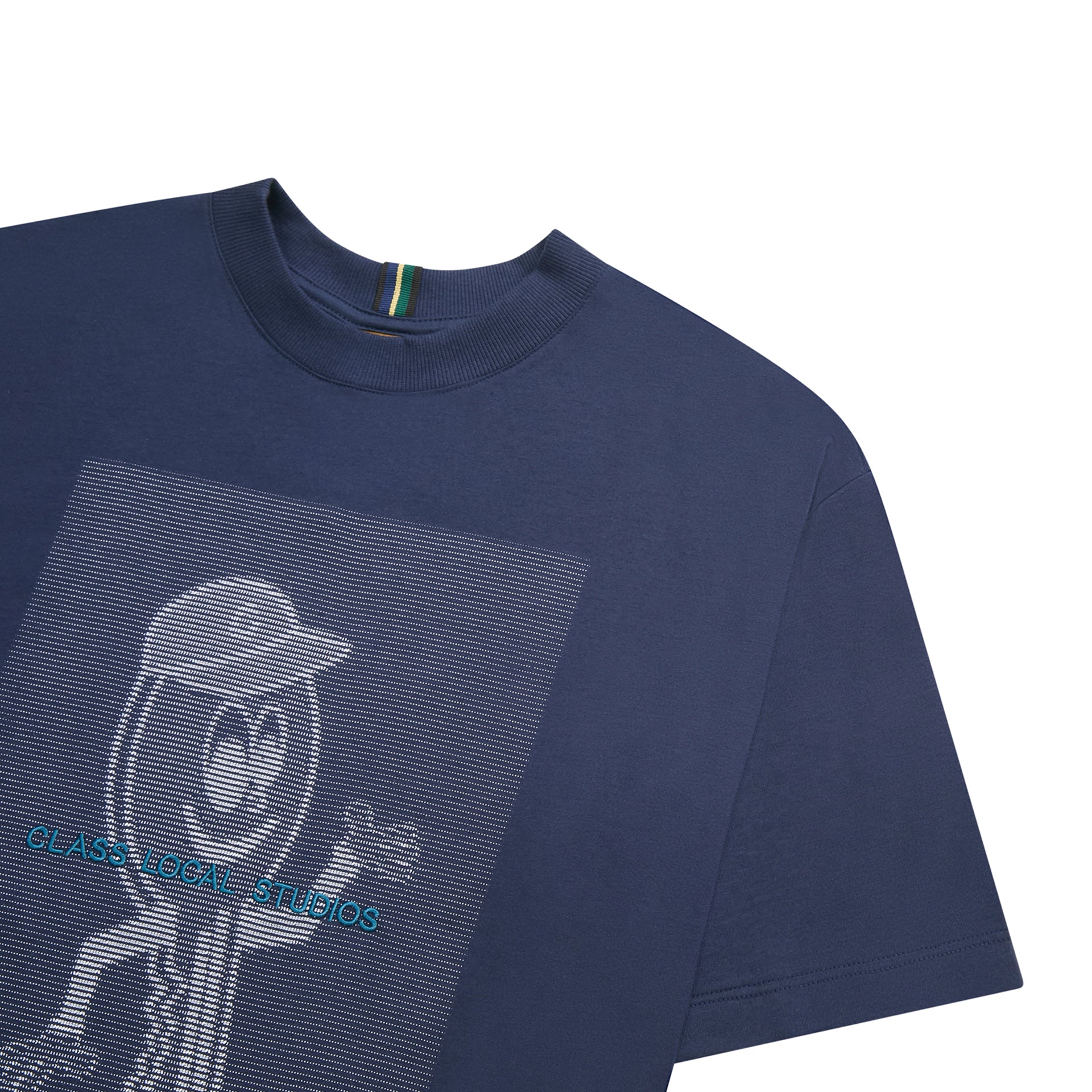 Camiseta azul-marinho com estampa frontal em cinza e detalhes verdes