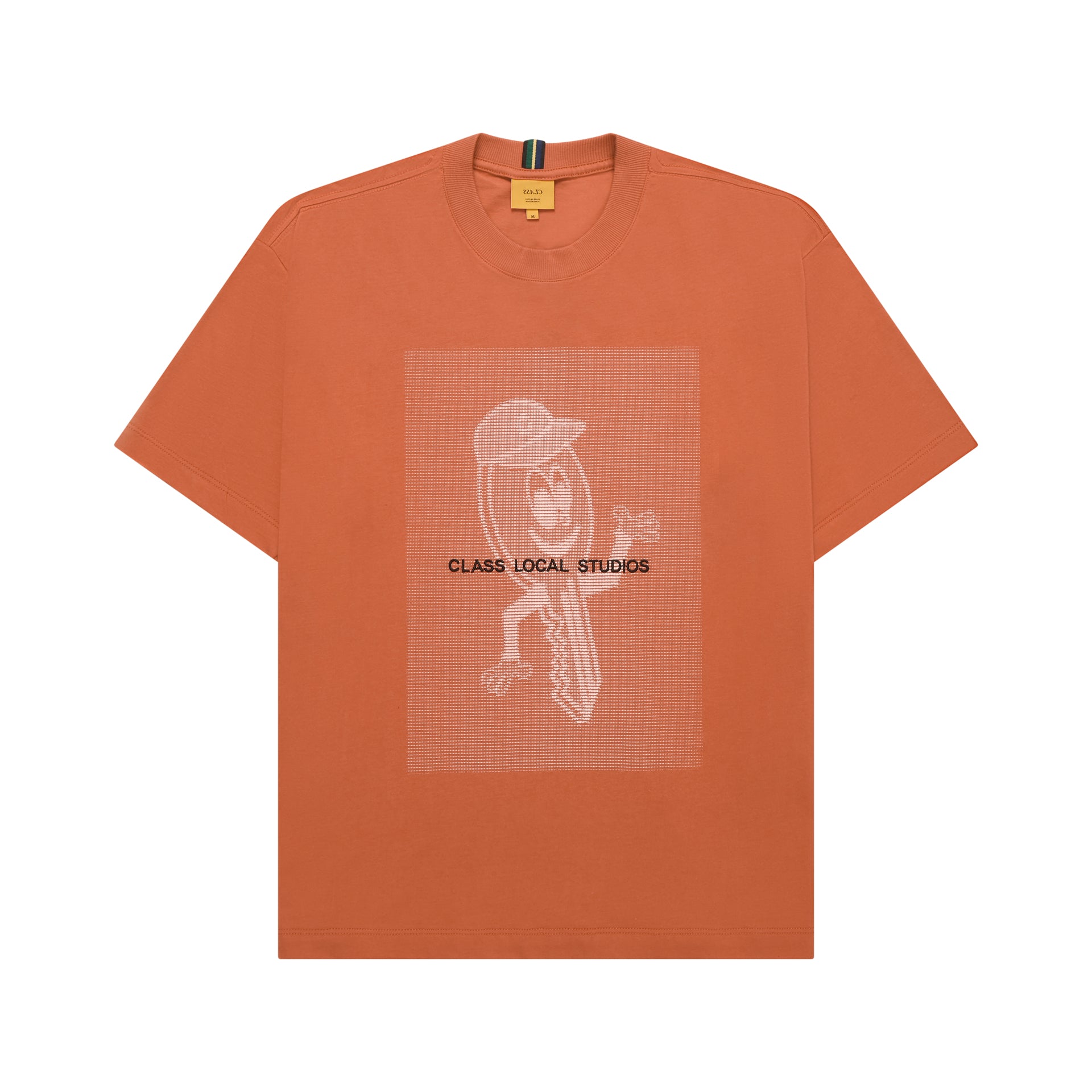 Camiseta laranja com estampa central em tom claro do “CLASS LOCAL STUDIOS”