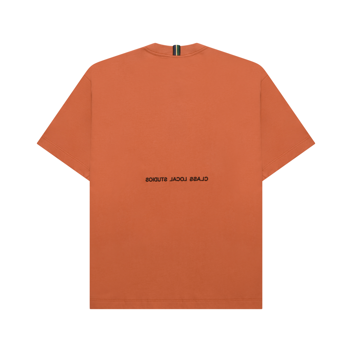 Camiseta laranja com gola redonda e estampa discreta frontal do “CLASS LOCAL STUDIOS”